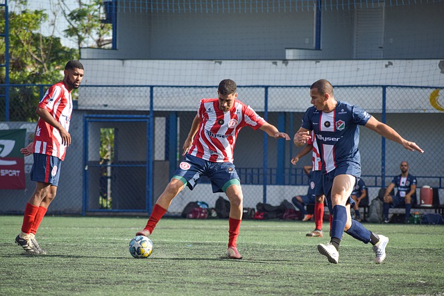 足球毕竟是 足球毕竟是